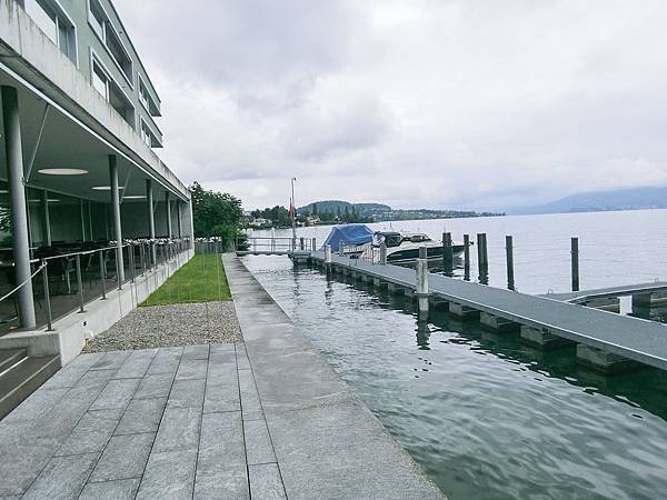 餐廳外就是湖景山色