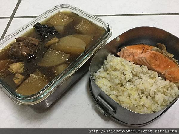 鮭魚飯佐老菜脯雞湯 %26; 簡易海鮮湯
