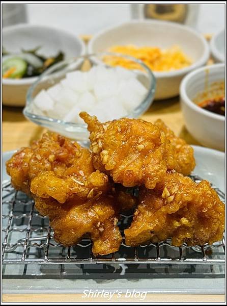 捷運芝山站 ‧ bb.q CHICKEN (芝山店)