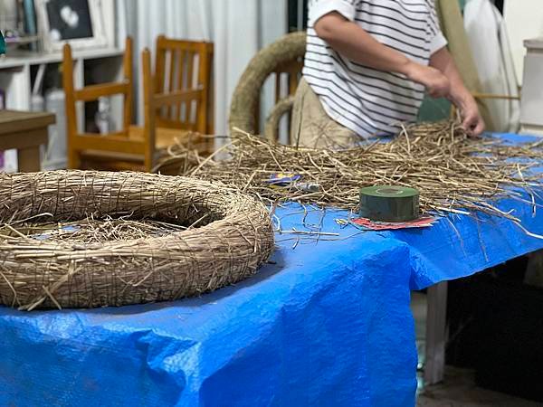 【稻草花圈基座架構製作】