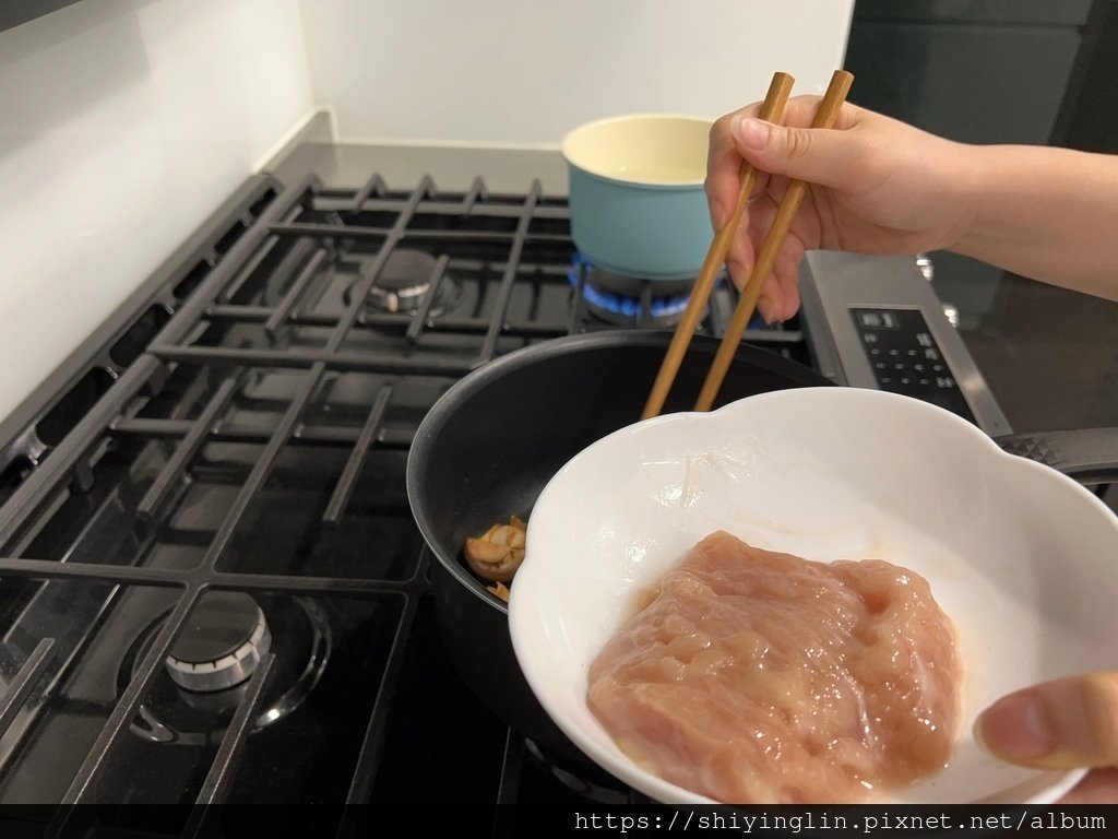 【開箱推薦】就是嫩雞 超秦肉品，銀髮族與小孩都能容易咀嚼的超