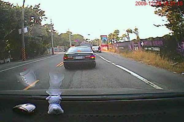 廣角鏡頭，雖然廣，可是遠一點車牌就看不清了