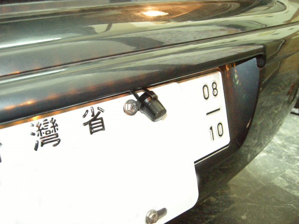 裝上去了，鎖在車牌的螺絲
