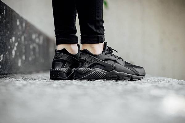 Nike-Wmns-Air-Huarache-Run-Triple-Black-634835-009-BlackBlack