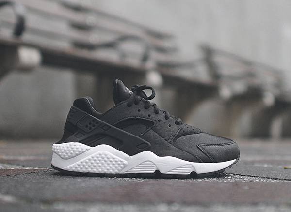 nike-wmns-air-huarache-black-white-634835-006