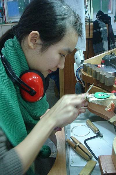 拿銼刀的女孩