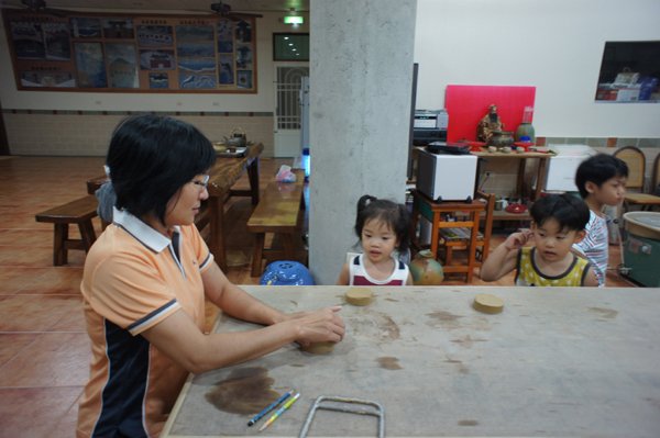 吃到八點,民宿老闆要教大家做陶藝囉~~