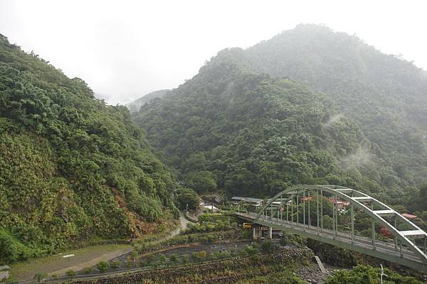 從陽台看出去的景,剛下過雨,雲霧還在山頂圍繞