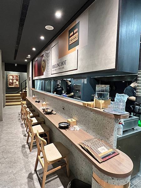 食 ☆ 台中北區｜發愣吃｜開分店囉｜客製化座位附有充電孔｜麵