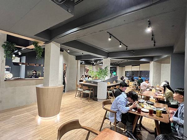 食 ☆ 台中北區｜發愣吃｜開分店囉｜客製化座位附有充電孔｜麵