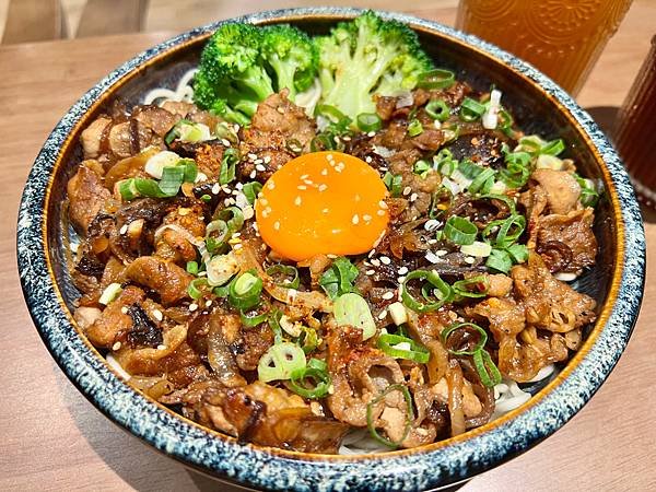 食 ☆ 台中北區｜發愣吃｜開分店囉｜客製化座位附有充電孔｜麵