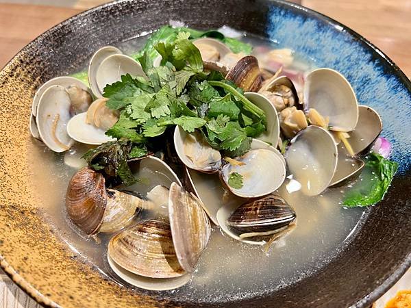 食 ☆ 台中北區｜發愣吃｜開分店囉｜客製化座位附有充電孔｜麵