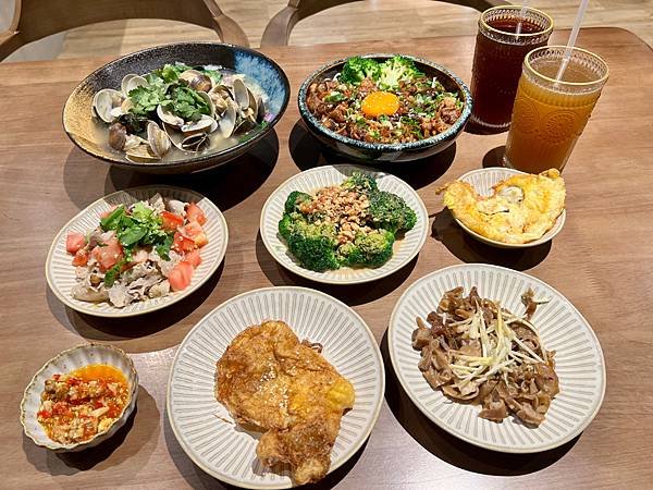 食 ☆ 台中北區｜發愣吃｜開分店囉｜客製化座位附有充電孔｜麵