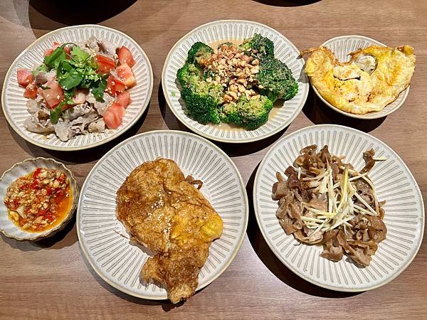 食 ☆ 台中北區｜發愣吃｜開分店囉｜客製化座位附有充電孔｜麵
