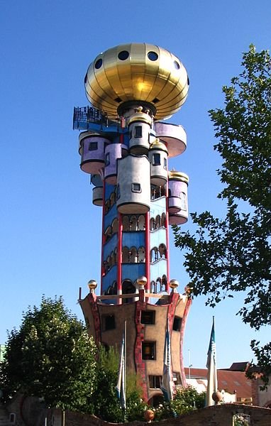 382px-Abensberg_Kuchlbauerturm_von_Hundertwasser