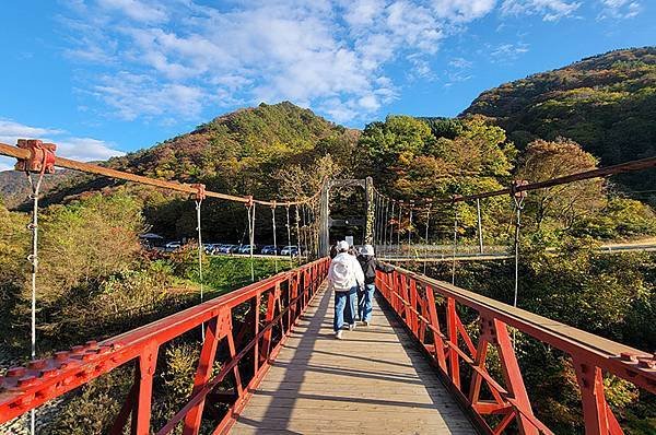 秋日紅葉季抱返溪谷健行