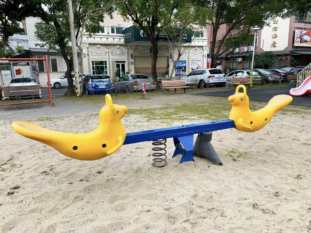 【花蓮特色公園】長頸鹿親子公園_6米高可愛長頸鹿化身溜滑梯，