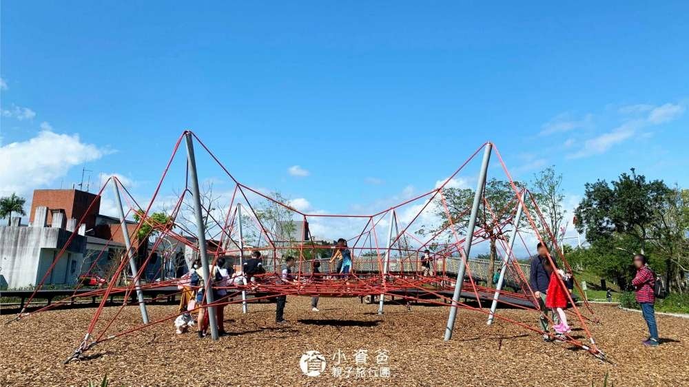 【宜蘭特色公園】冬山鄉政公園_大型攀爬網中是彈跳床,大沙坑旁