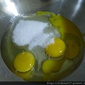 蛋和糖鹽和勻
