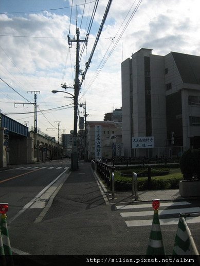 一路上跟著總持寺的指走，大約十分鐘左右，就看到了總持寺