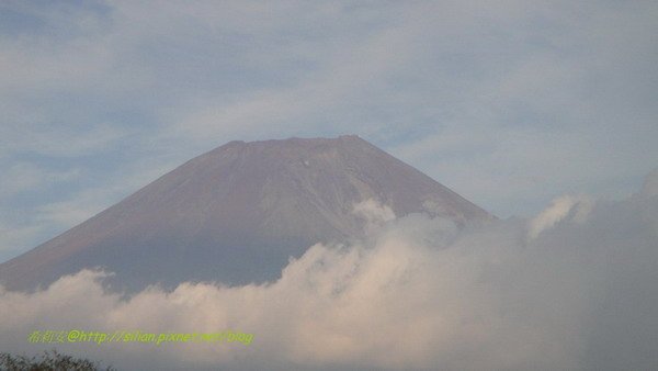 原來沒戴白帽的富士山頂是紅通通的啊~