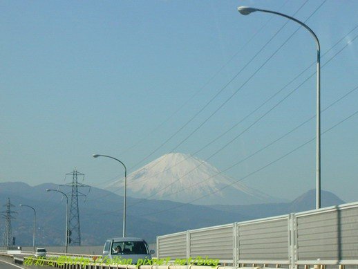 在高速公路上拍的富士山