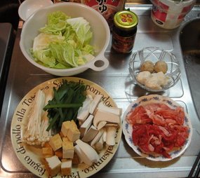 材料準備好了~ 白菜、杏鮑菇、金針菇、油豆腐、韭菜、花枝丸、貢丸、豬牛肉。很豐富吧~