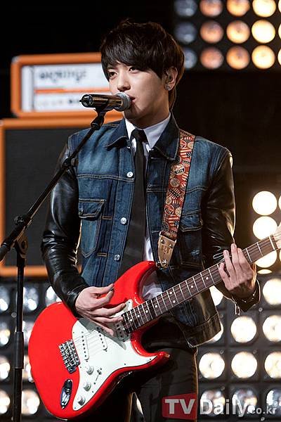 20120409_cnblue_yonghwa