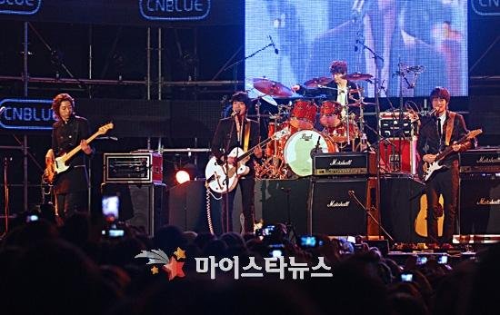 2011-03-21-CNBLUE-showcase-3