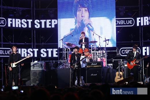 2011-03-21-CNBLUE-showcase-4