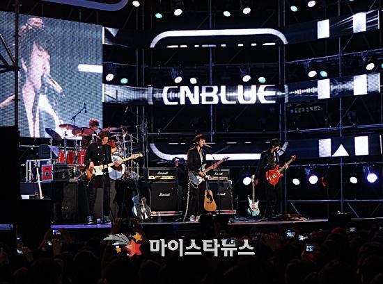 2011-03-21-CNBLUE-showcase-2