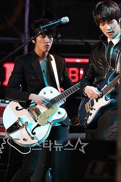 2011-03-21-CNBLUE-showcase-9