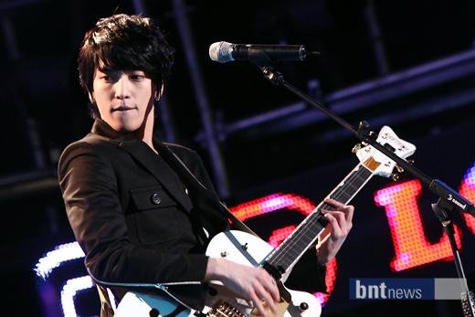 2011-03-21-CNBLUE-showcase-22