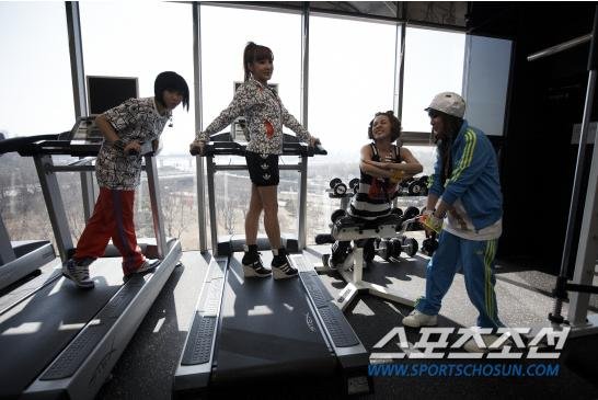 20110320_2ne1_training_11