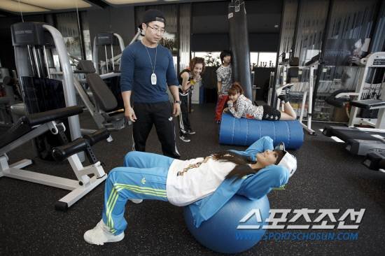 20110320_2ne1_training_25