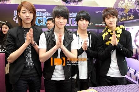 CNBLUE-Holika-hand-shake