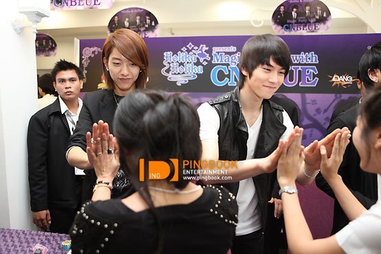 CNBLUE-Holika-hand-shake4