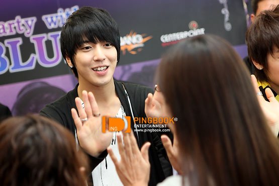 CNBLUE-Holika-hand-shake3