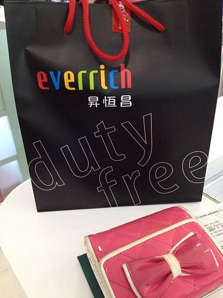 IMG_5755-免稅店買了第一個禮物給自己（限量最後兩份的倩碧保養組，不買對不起他） [1280x768]