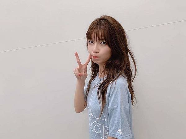 misako_uno_aaa___BvJniYpFpvY___.jpg