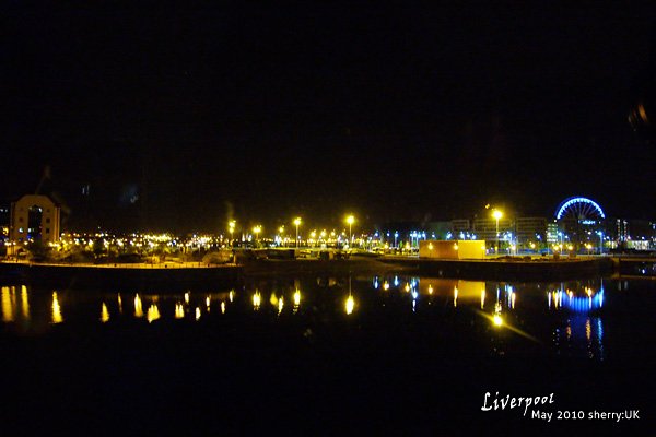 房間窗外的liverpool夜景