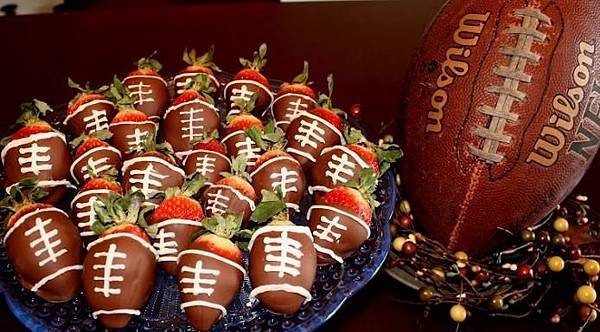 l_4043_football.strawberries.jpg