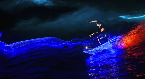 Light-Painting-Surfer-Red-Bull-1