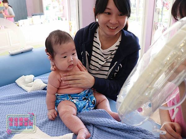 【塔塔懷特育兒生活】林萌之3M1D游泳初體驗：游學寶寶桃園館價格，寶寶spa按摩、游泳與沐浴；獨立包廂與專人一對一服務，溫水游泳讓寶寶好享受！-7053.jpg