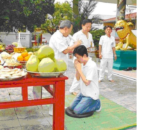 梁朝偉跪拜