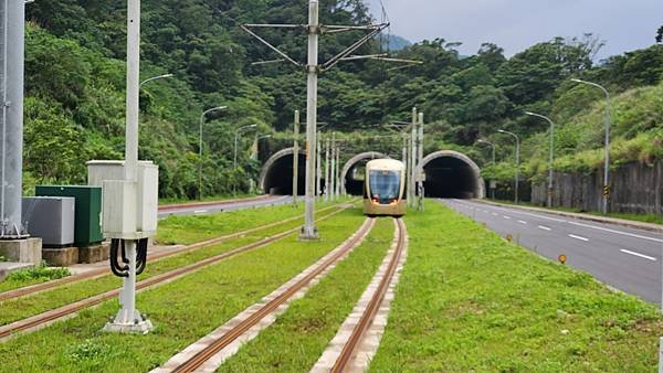 新北 環狀線 與安坑輕軌：小小鐵道迷之旅