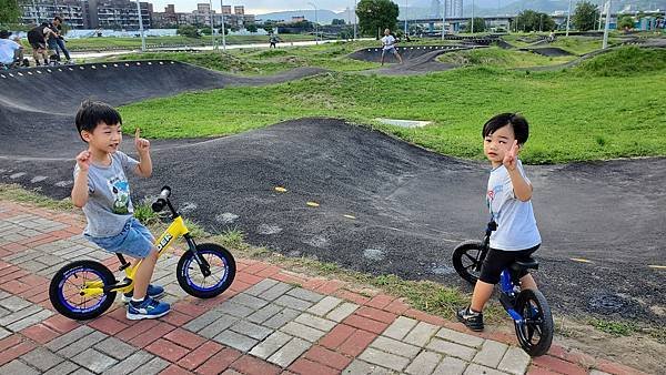 台北內湖 彩虹河濱公園輪狀車練習場：進階挑戰級的賽道/刺激好