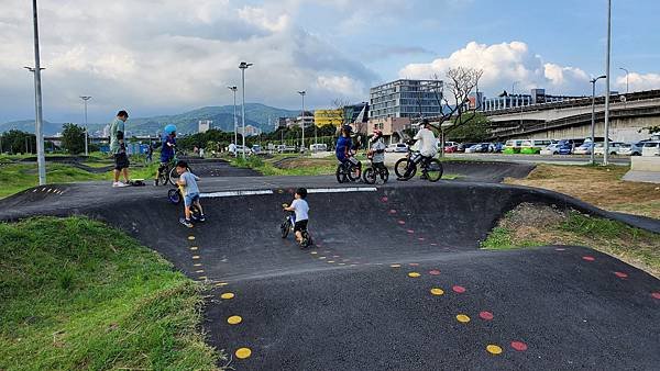 台北內湖 彩虹河濱公園輪狀車練習場：進階挑戰級的賽道/刺激好