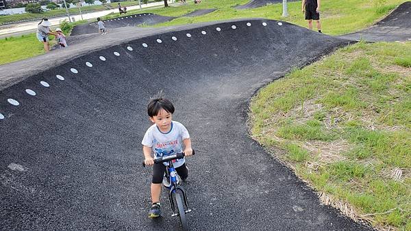 台北內湖 彩虹河濱公園輪狀車練習場：進階挑戰級的賽道/刺激好