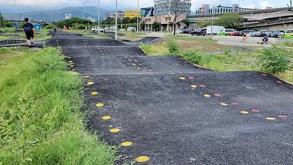 台北內湖 彩虹河濱公園輪狀車練習場：進階挑戰級的賽道/刺激好